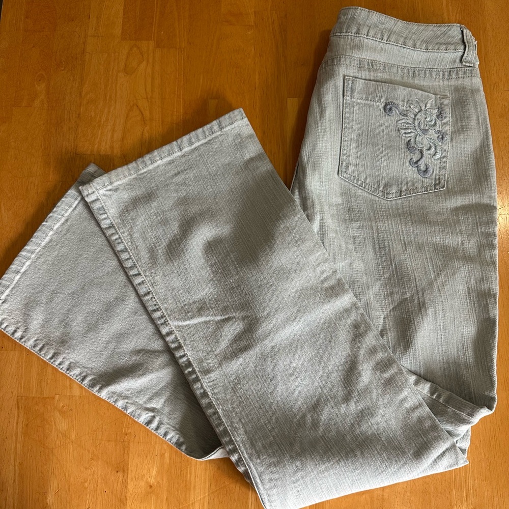 Y2K Chico's Light Wash Flare Jeans. Size 2. ❣️